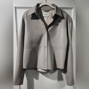 🌷Aritzia Babaton Light Cream Faux Leather Cropped Button Jacket🌷size: S